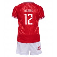 Camiseta Dinamarca Kasper Dolberg #12 Primera Equipación para niños Eurocopa 2024 manga corta (+ pantalones cortos)